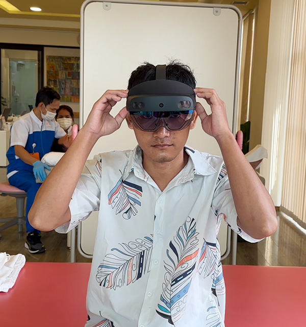 MR機器を装着する男性